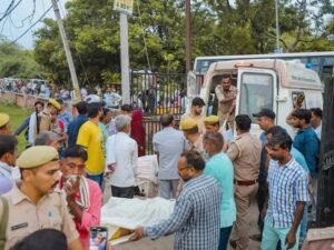 यूपी हाथरस हादसा: इस वजह से धार्मिक आयोजन में मची भगदड़, मासूम बच्चों सहित 121 लोगों की मौत