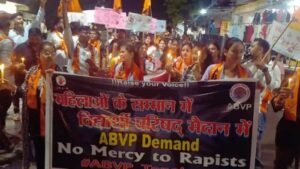 टनकपुर: महिलाओं पर बढ़ते अत्याचार के खिलाफ युवाओं का आक्रोश, एबीवीपी ने रात को पूरे शहर में निकाली रैली 